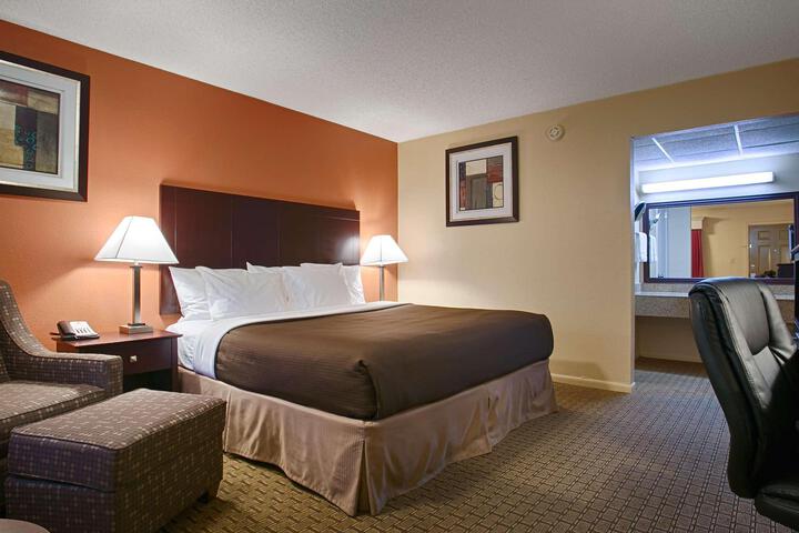 1 Queen Bed Room, Microwave and Refrigerator WiFi Full Breakfast (3 of 9)