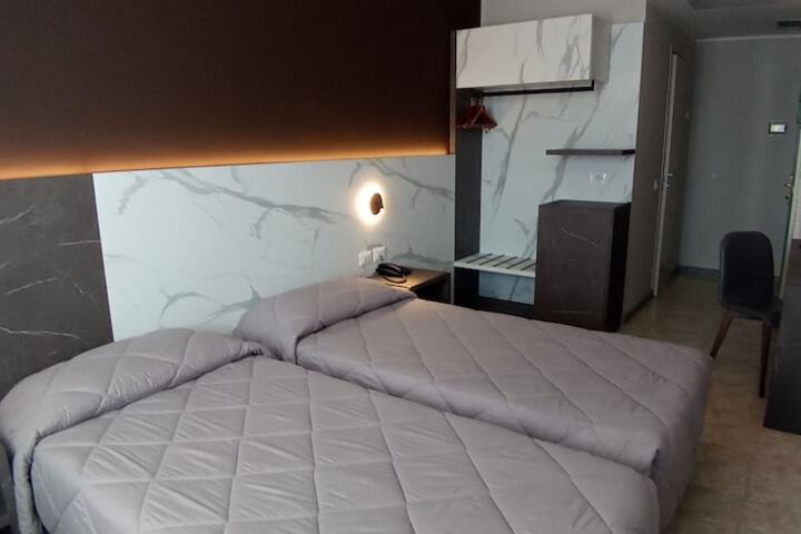 Room 10 of 27
