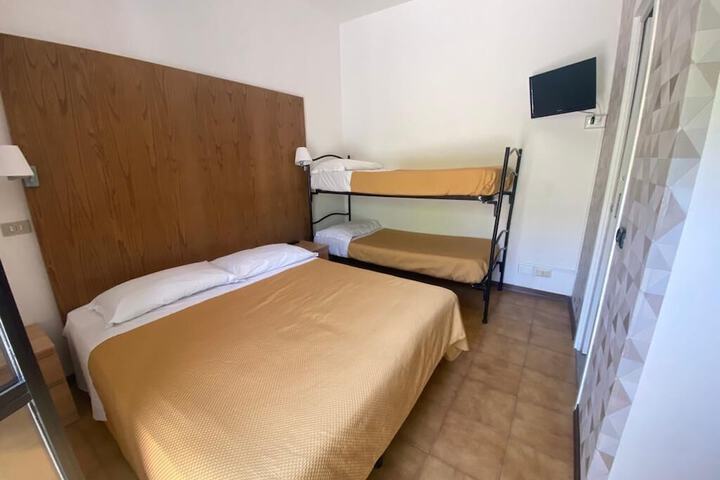 Room 7 of 9