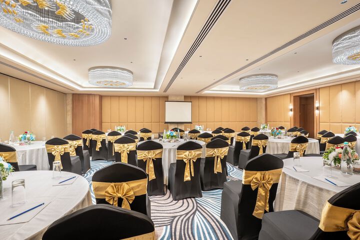 Ballroom/Hall 16 of 32