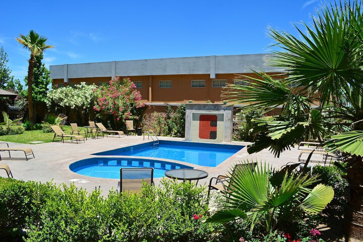 Hotel Pool