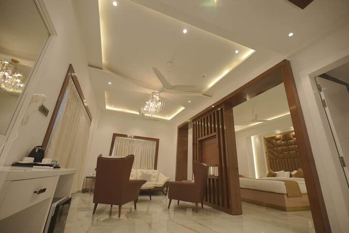 Room 5 of 8