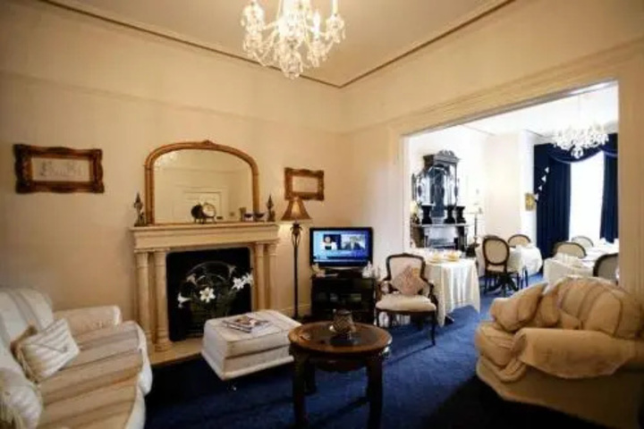 Room 5 of 9