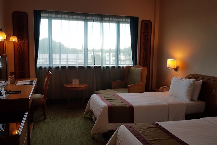 Room 6 of 18