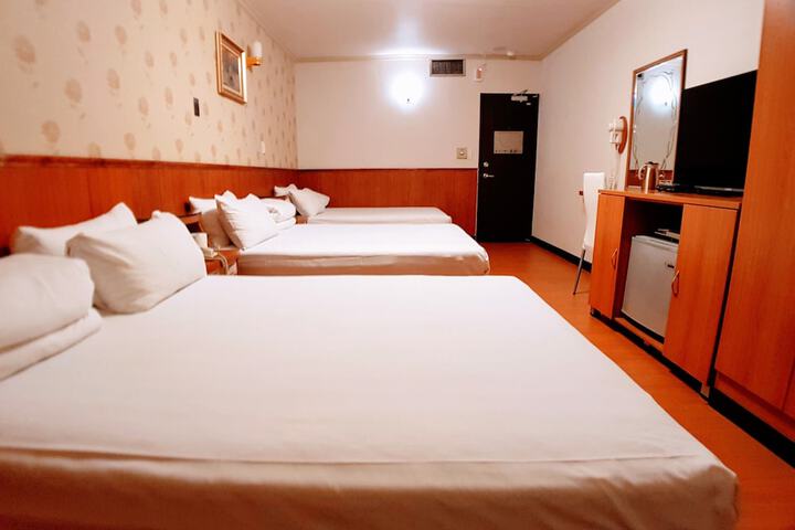Room 13 of 27