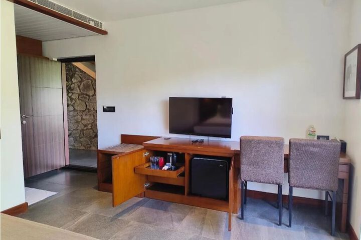 Room 5 of 16
