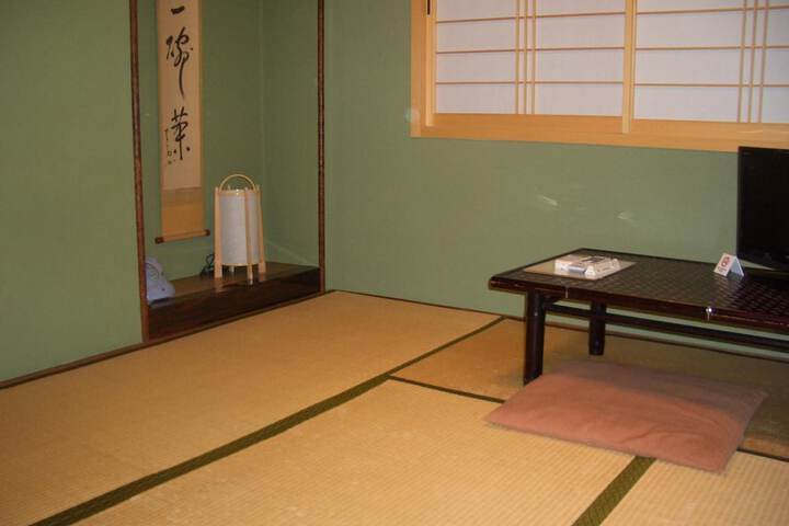 Room 13 of 32