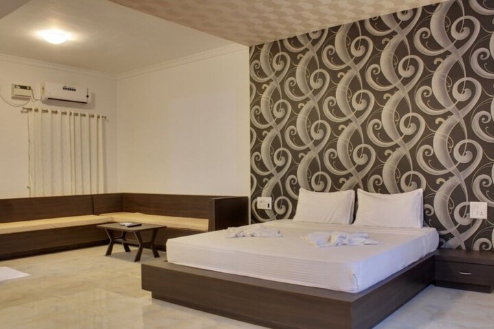 Room 5 of 16
