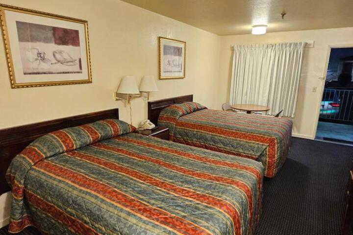 1 Queen Bed Refrigerator, Microwave (4 of 4)