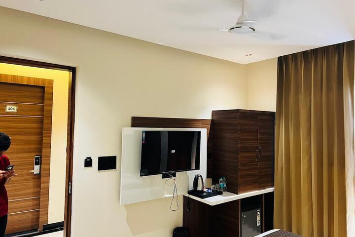 Room 2 of 28