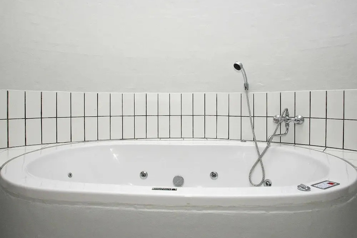 Room 6 of 15
