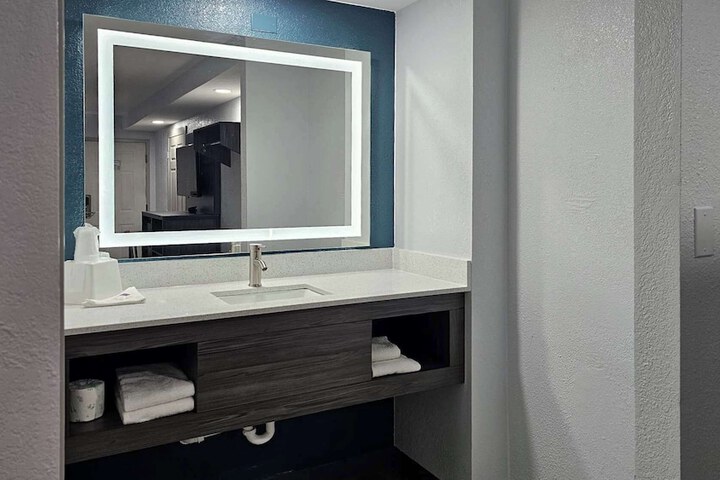 Room 10 of 14