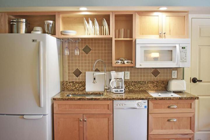 1 Bedroom Deluxe Studio King Bed Kitchenette (5 of 5)