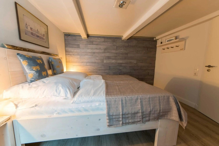 Room 4 of 15