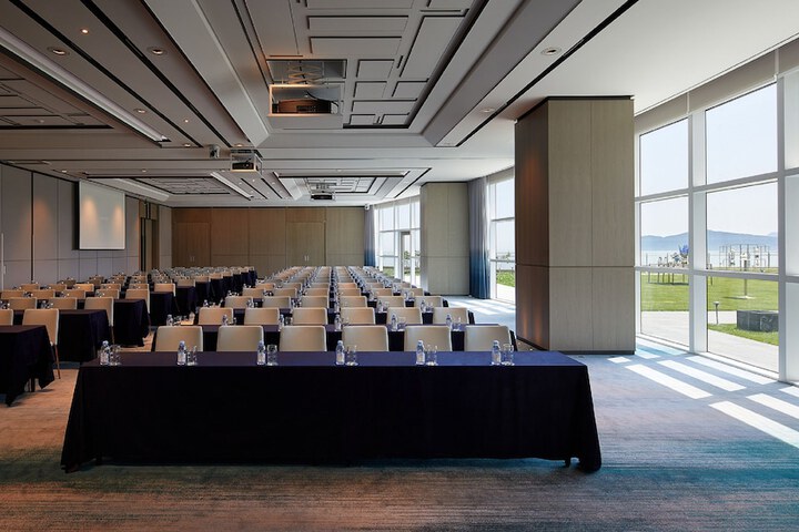 Ballroom/Hall 98 of 106