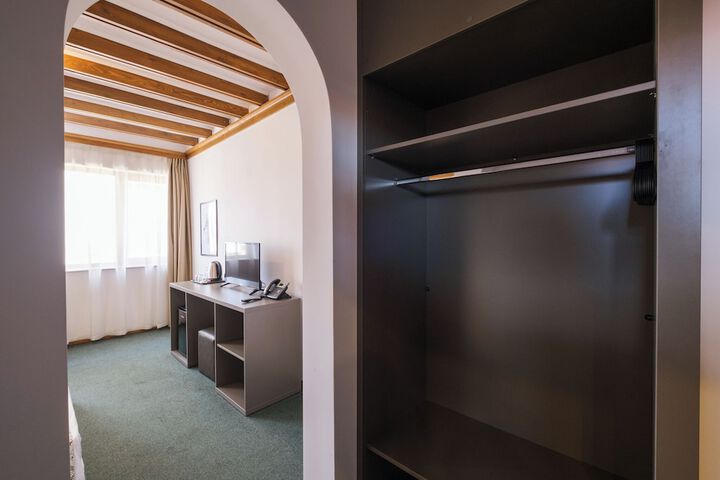 Room 6 of 12