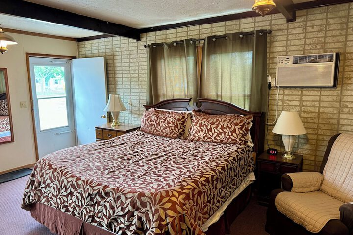1 King Bed (4 of 7)