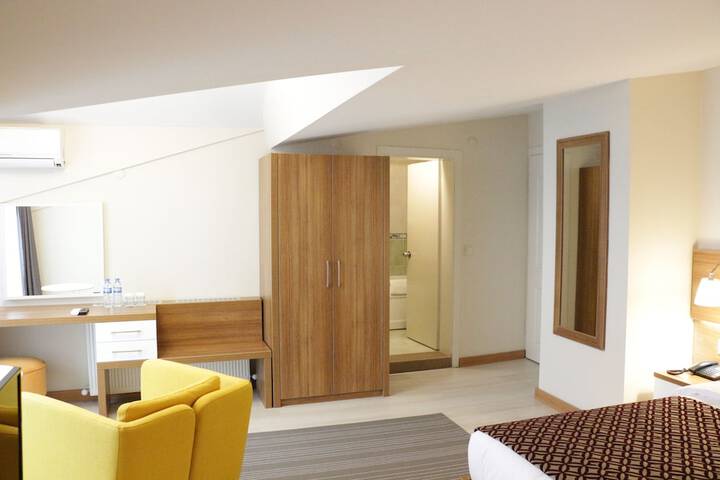 Room 10 of 16