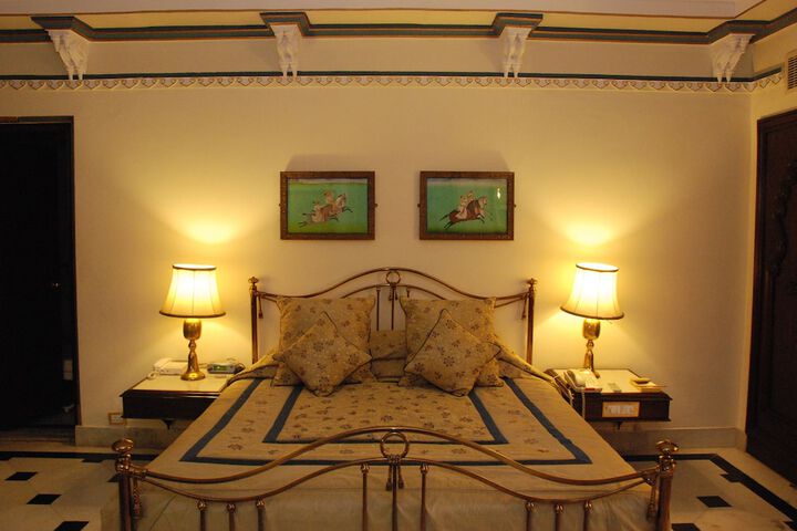 Room 8 of 90