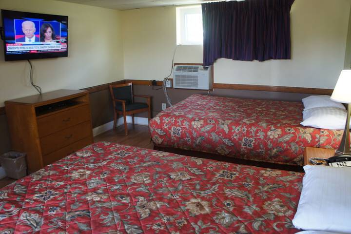 1 King Bed (3 of 12)