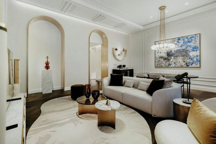 Lounge 144 of 173