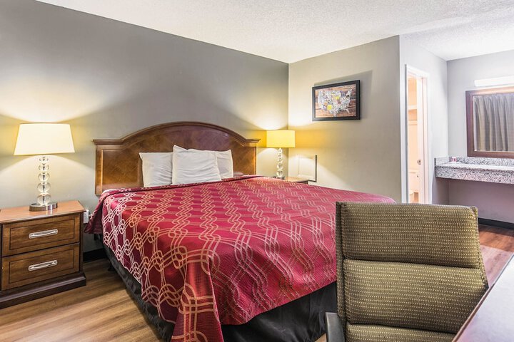 1 King Bed (4 of 15)