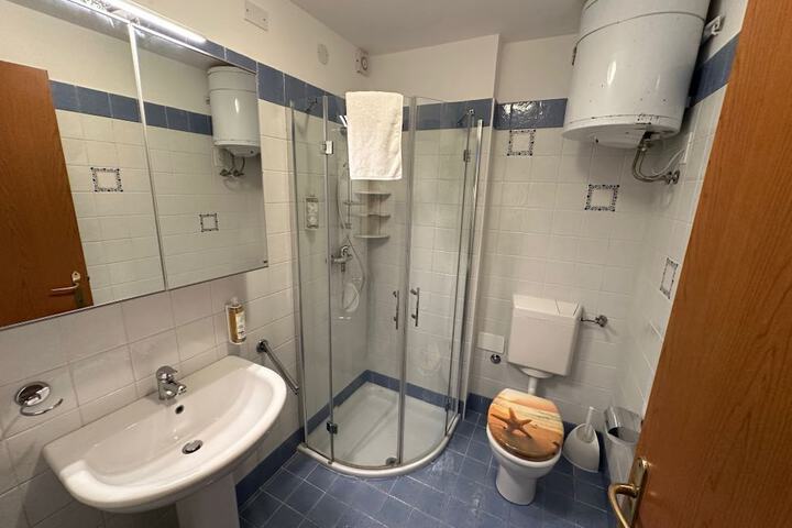 Room 16 of 25