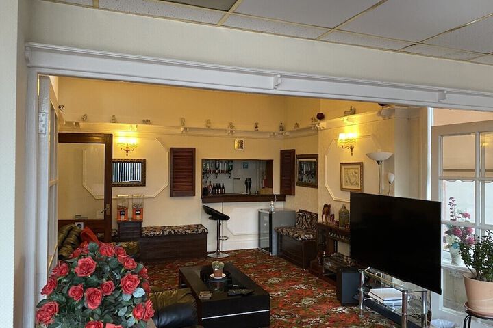 Lounge 7 of 16
