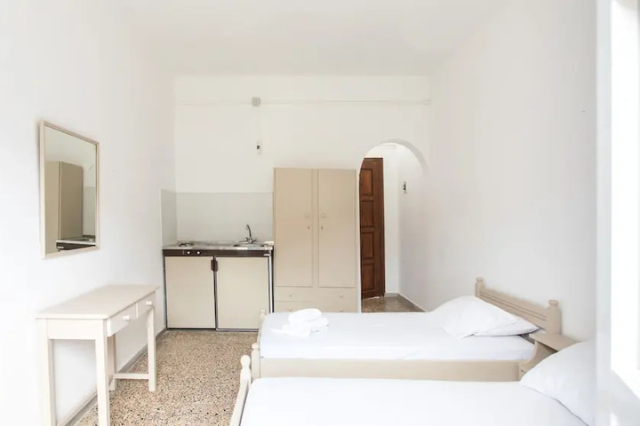 Room 5 of 9