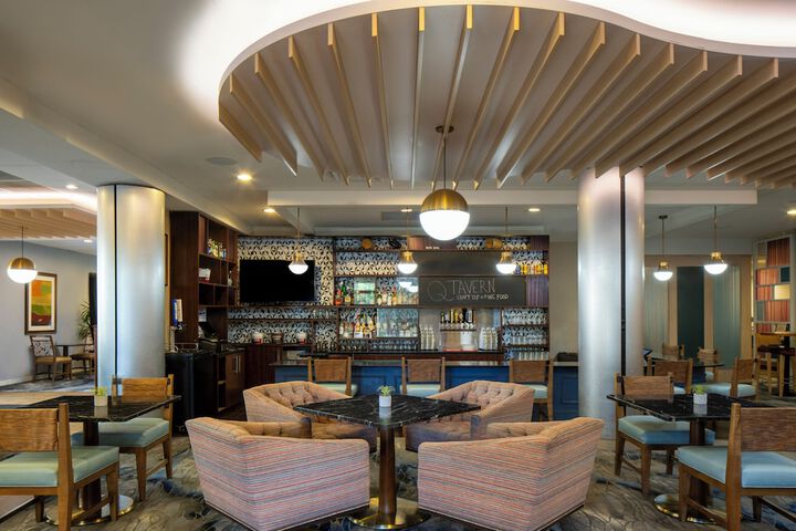 Lounge 33 of 44
