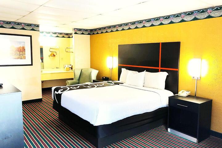 1 King Bed (5 of 5)