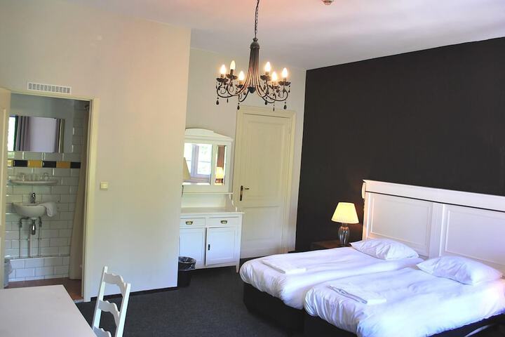 Room 8 of 42