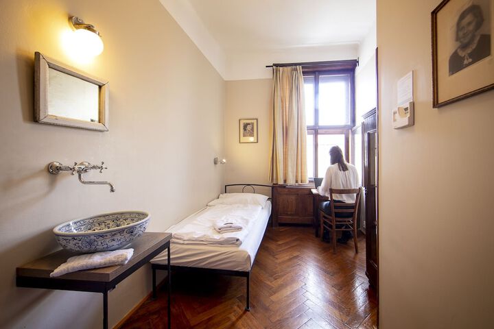 Room 28 of 68