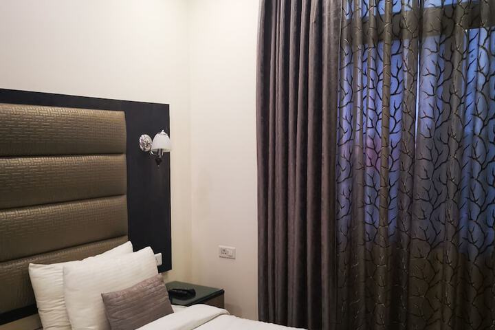 Room 63 of 98