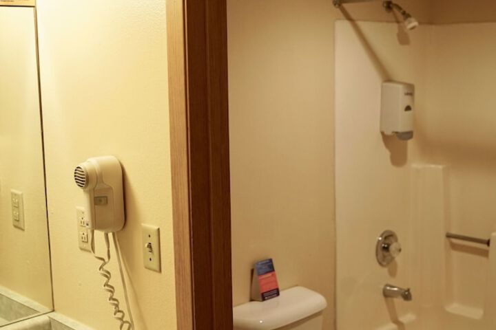 Room 7 of 32