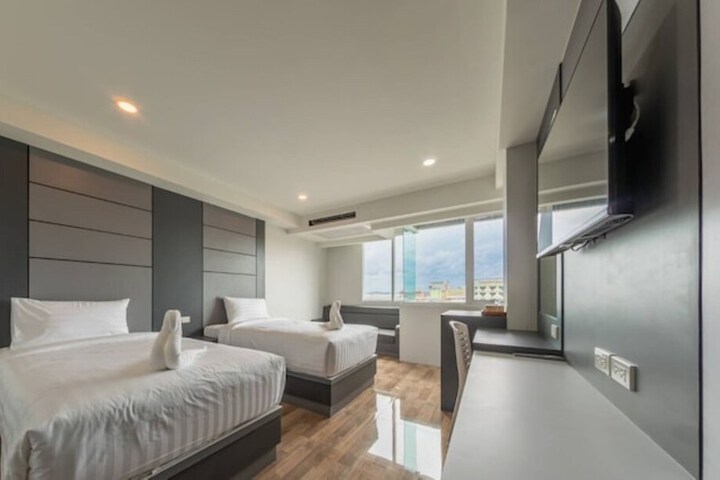 Room 10 of 28