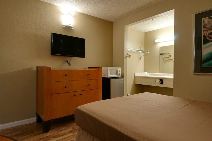 1 Queen Bed (1 of 12)
