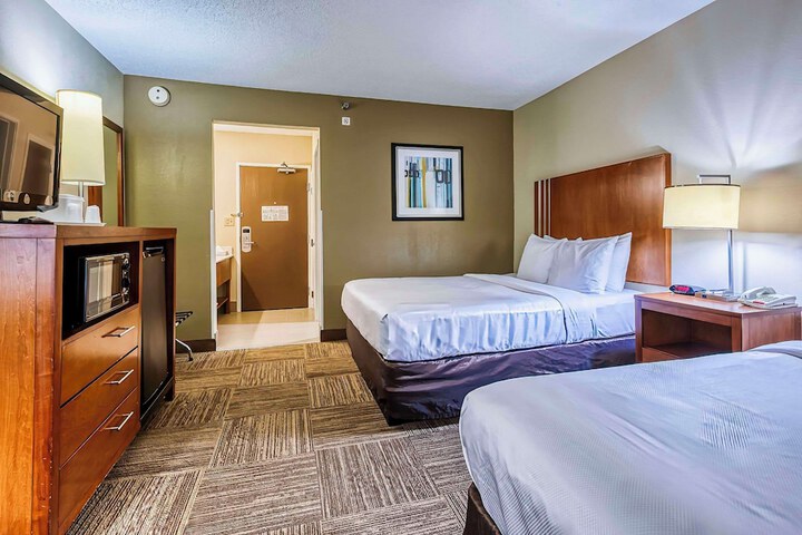 2 Queen Beds (3 of 15)
