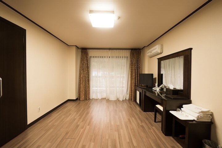 Room 21 of 40