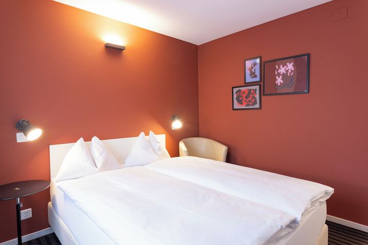 Room 9 of 32