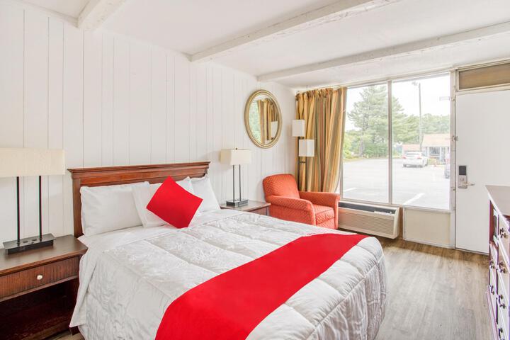 1 Queen Bed (7 of 7)