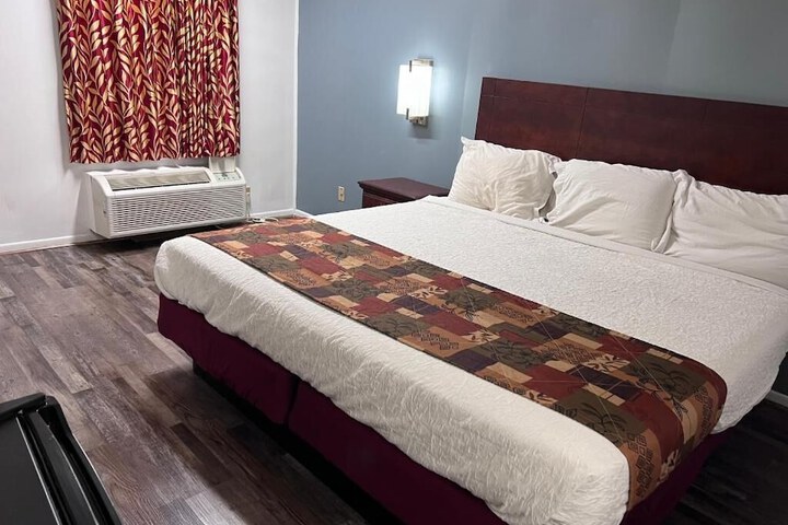 1 King Bed (1 of 6)