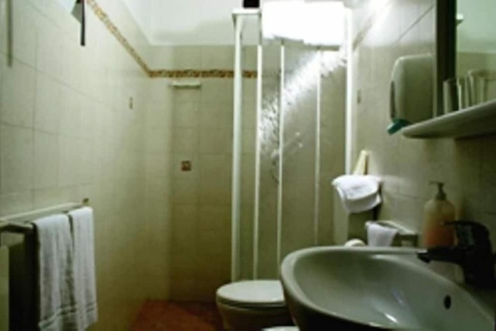 Room 16 of 28