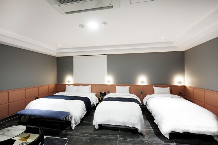 Room 13 of 96