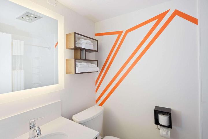 1 King Bed (8 of 10)
