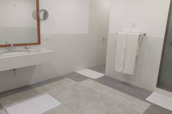 Room 33 of 47