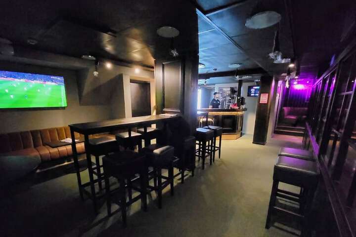 Lounge 27 of 34