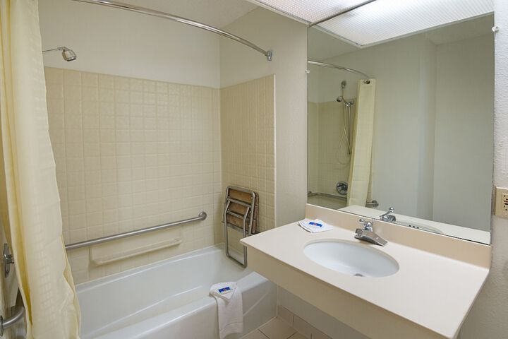 Deluxe Room 1 Double Bed Accessible (7 of 14)