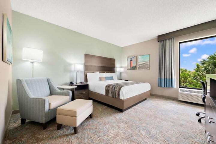 1 King Bed High Speed Internet Accessible Refrigerator, Coffee Maker Full Breakfast (6 of 7)