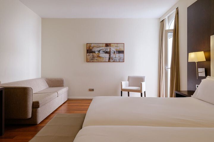 Room 26 of 99